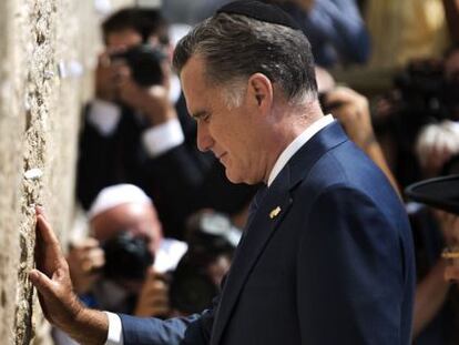 Mitt Romney en el Muro de las Lamentaciones, en Jerusal&eacute;n.