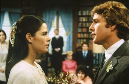 Ali MacGraw y Ryan O'Neal, en la escena de su boda en la película 'Love Story'.