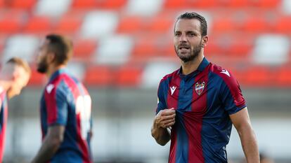 Roberto Soldado durante un partido amistoso del Levante contra el Valencia.