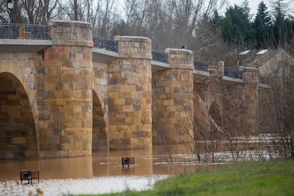 Fotografía este lunes, del puente de San Esteban de Gormaz, el cual ha sufrido un desprendimiento debido a las fuertes lluvias de estos días en la provincia de Soria  y que ha obligado a cortar el tráfico en la N-110.