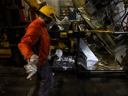 Un trabajador en una acería de Arcelor Mittal en Eisenhuettenstadt. El sector es uno de los más afectados por la falta de personal cualificado.