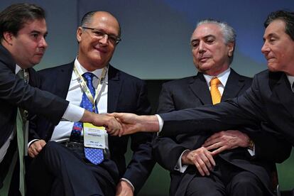 O presidente Temer, ladeado de Maia, Alckmin e Eun&iacute;cio Oliveira