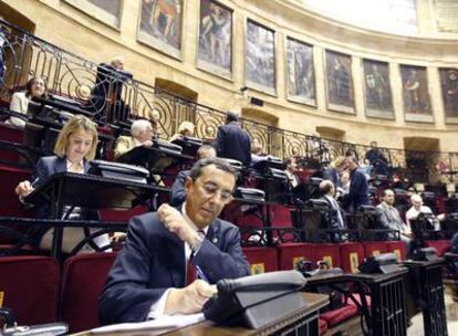 El diputado general de Vizcaya, José Luis Bilbao, toma notas en su escaño durante el pleno de ayer en la Casa de Juntas.