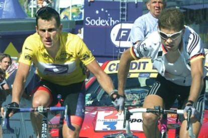 Armstrong y Ullrich cruzan la línea de meta en Luz Ardiden.