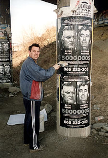 En Tuzla, carteles ofrecen una recompensa por Mladic y Karadzic.