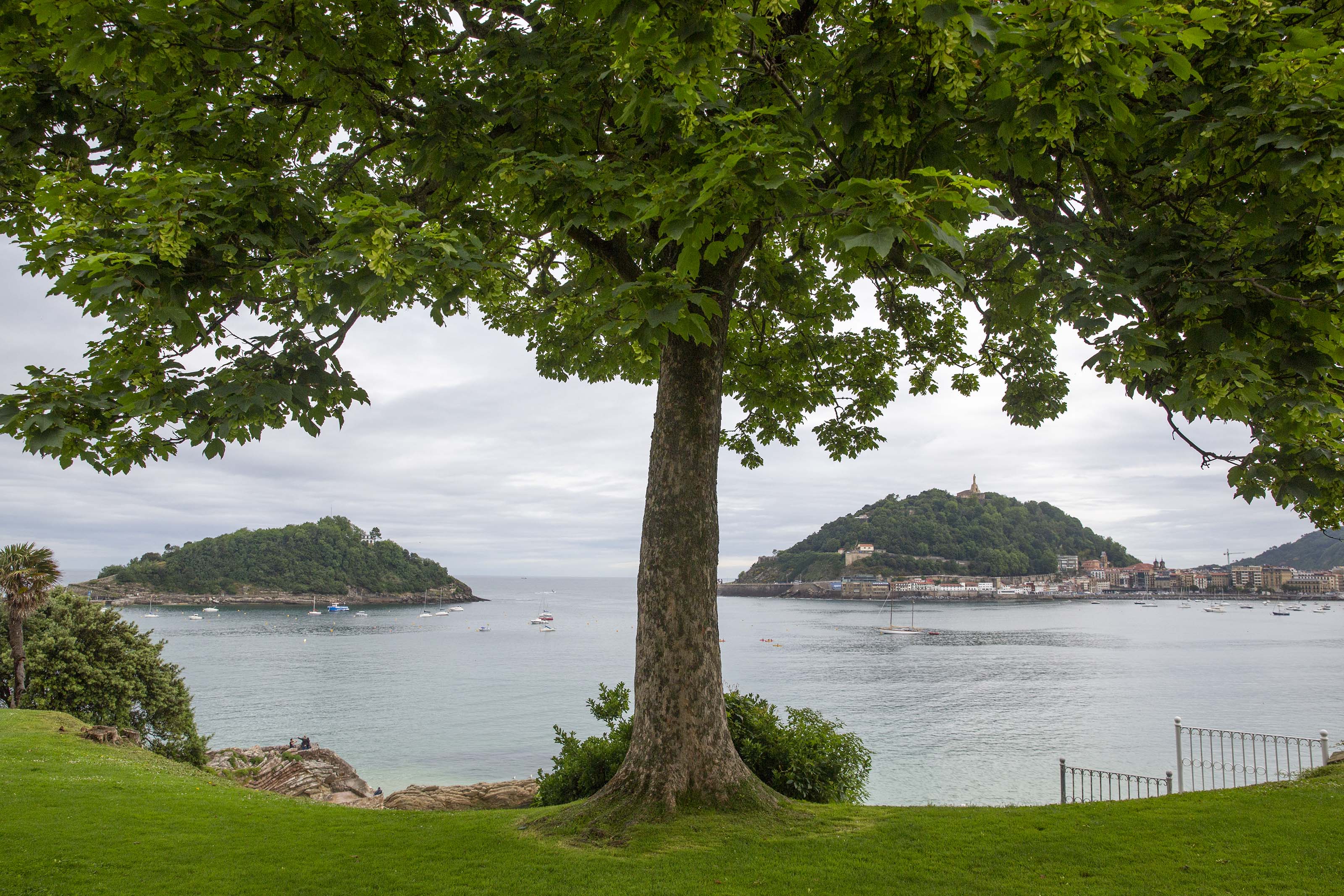 Al fondo, el monumento al Sagrado Corazón de San Sebastián.