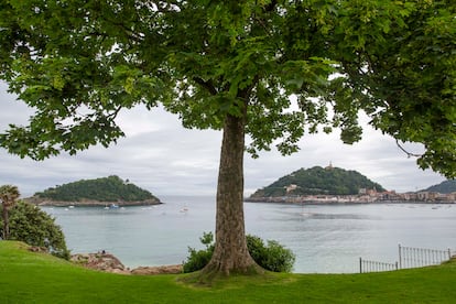 Al fondo, el monumento al Sagrado Corazón de San Sebastián.