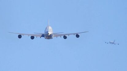 Los dos aviones Air Force One despegando de Pek&iacute;n rumbo a Danang