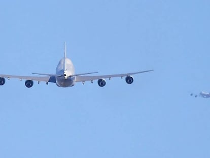 Los dos aviones Air Force One despegando de Pekín rumbo a Danang