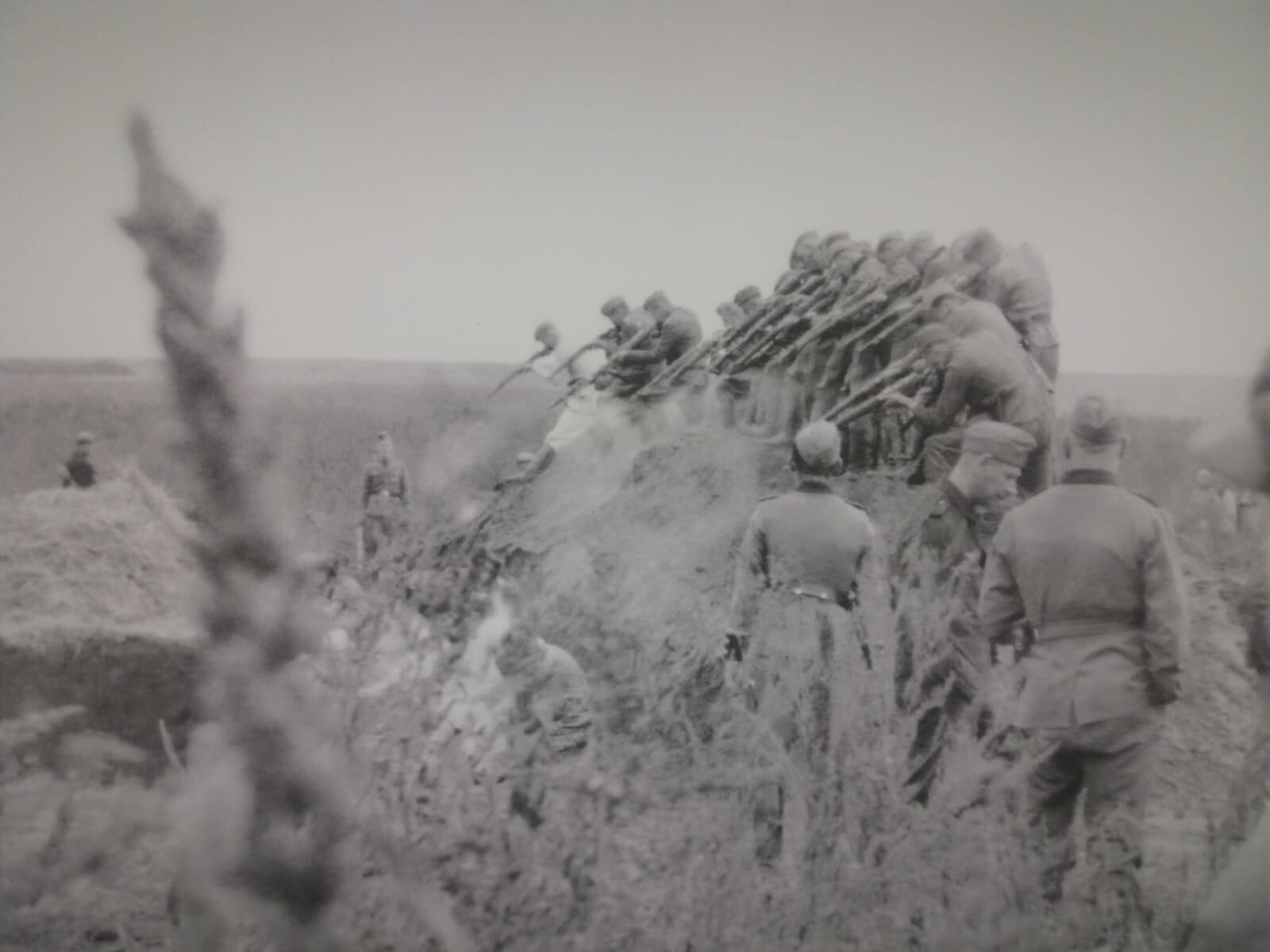Foto de miembros del Einsatzgruppe D fusilando judíos, en museo de la villa de Wannsee..