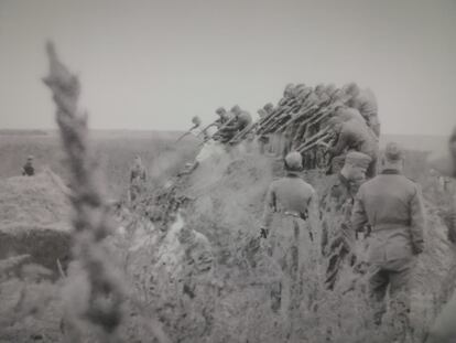 Foto de miembros del Einsatzgruppe D fusilando judos, en museo de la villa de Wannsee..