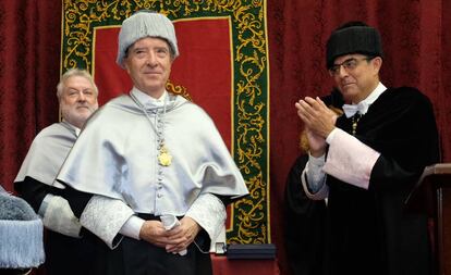 Iñaki Gabilondo (centro), tras ser investido doctor 'honoris causa' por la Universidad de Sevilla, junto al profesor Antonio López (izquierda) y al rector Miguel Ángel Castro.