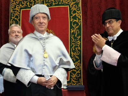 Iñaki Gabilondo (centro), tras ser investido doctor 'honoris causa' por la Universidad de Sevilla, junto al profesor Antonio López (izquierda) y al rector Miguel Ángel Castro.