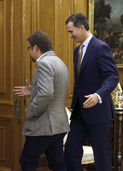 El rey Felipe VI junto al portavoz de En Comú Podem, Xavier Domenèch, en el cuarto día de la ronda de consultas para proponer un candidato a la Presidencia del Gobierno, el 21 de enero de 2016.