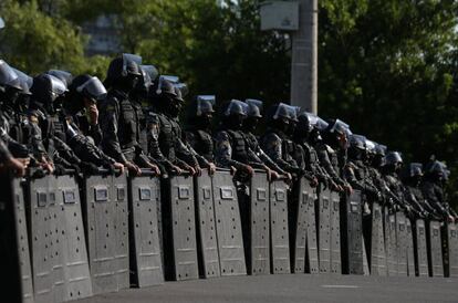 Policías antidisturbios se preparan ante la decisión del tribunal en el juicio contra el expresidente Lula da Silva en Porto Alegre (Brasil).