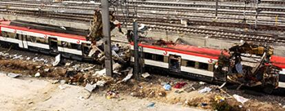 Restos de varios vagones en las cercanías de la estación de Atocha, tras la explosión de varias bombas que causaron decenas de muertos y cientos de heridos.
