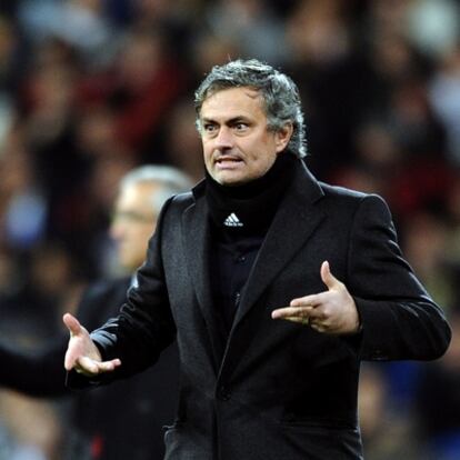 Mourinho gesticula en la banda durante el partido ante el Sevilla