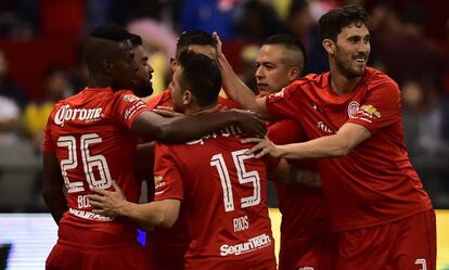 Los jugadores de Toluca en el partido contra América.