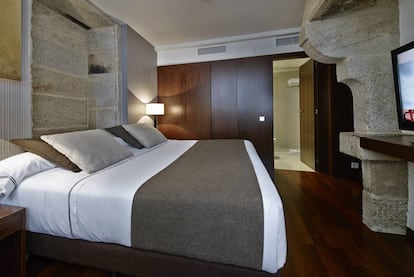 Una de las habitaciones del hotel Carrís Casa de la Troya, en Santiago de Compostela (A Coruña). 