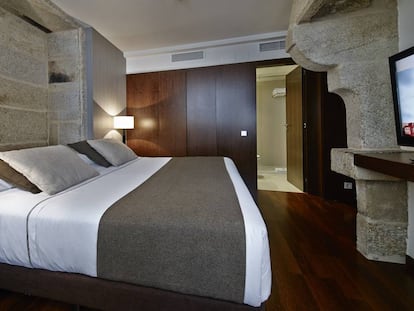 Una de las habitaciones del hotel Carrís Casa de la Troya, en Santiago de Compostela (A Coruña). 