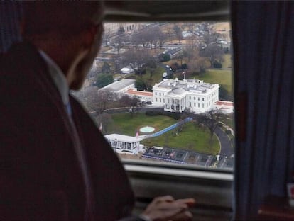 El expresidente de los Estados Unidos Barack Obama sobrevuela la Casa Blanca.