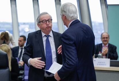 El presidente de la Comisión Europea, Jean-Claude Juncker, conversa con el jefe negociador de la UE para el 'Brexit' Michel Barnier, a su llegada a la reunión semanal del Colegio de Comisarios este miércoles en la Comisión Europea en Bruselas (Bélgica).