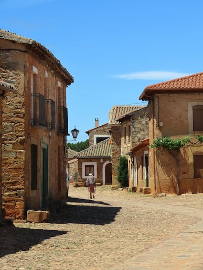 Una de las calles de la localidad leonesa de Castrillo de los Polvazares.