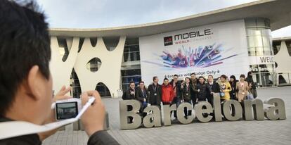 Asistentes al Mobile World Congress, que se celebra en Fira de Barcelona, tomándose una foto.