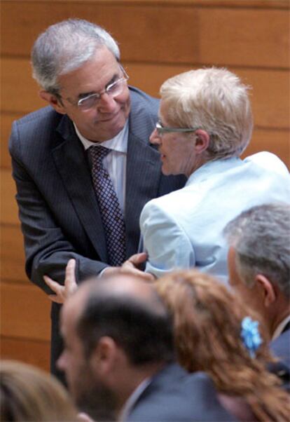 El futuro presidente de la Xunta, Emilio Perez Touriño, felicita a Dolores Villarino tras ser elegida presidenta del Parlamento gallego.