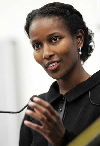 Ayaan Hirsi Ali comparece ante los medios en La Haya al trabajo tras pasar dos meses fuera de Holanda.