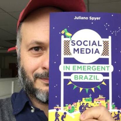 O antropólogo Juliano Spyer exibe seu livro.