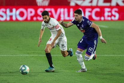 Navas intenta desbordar a Waldo este viernes en el partido entre el Sevilla y el Valladolid en el Sánchez Pizjuán.