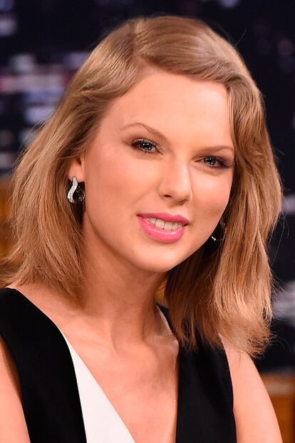  

	Flequillo ondulado. Taylor Swift da un toque diferente a su peinado gracias a una pequeña onda de inspiración años 20.