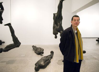 Antony Gormley ante una de sus obras en el Artium.