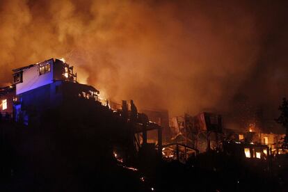 Casas devoradas por el fuego en un cerro de la ciudad. Al menos 500 viviendas resultaron destruidas el 12 de abril. Diez mil personas fueron evacuadas y una docena murieron.