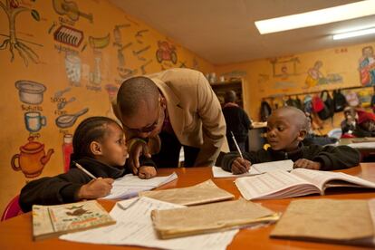 Henry Wanyoike visitando la guardería de su fundación donde los niños acuden cada mañana para aprender.