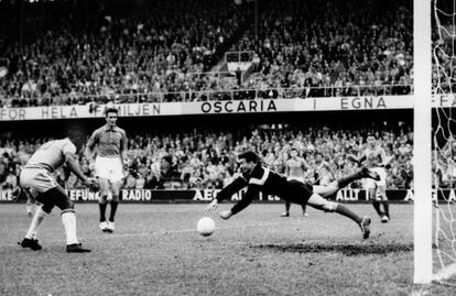 Pelé marca el tercer gol de Brasil en la semifinal de la Copa del Mundo DE 1958 contra Francia. A la derecha, el portero galo, Claude Abbes.