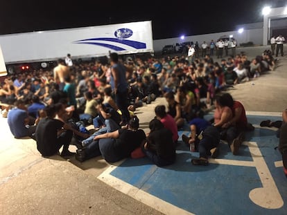 Imágenes del operativo en el que se hallaron 343 migrantes en un tráiler en La Tinaja, Veracruz