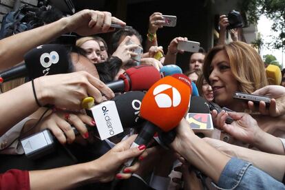 La presidenta de la Junta de Andalucía y candidata a la Secretaría general del PSOE, Susana Díaz, atiende a los periodistas.