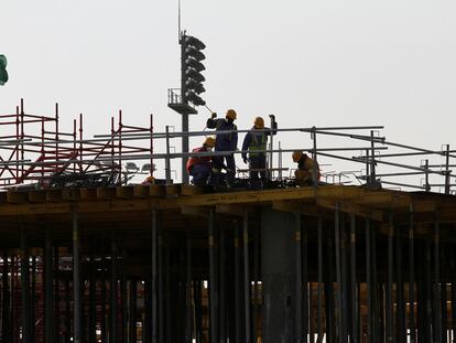 Trabajadores inmigrantes en la construcción de un estadio en Doha, la capital de Qatar.