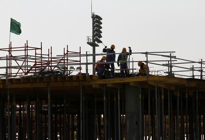 Trabajadores inmigrantes en la construcción de un estadio en Doha, la capital de Qatar.