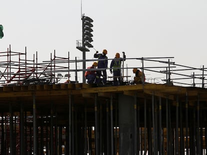 Trabajadores inmigrantes en la construcción de un estadio en Doha, la capital de Qatar.
