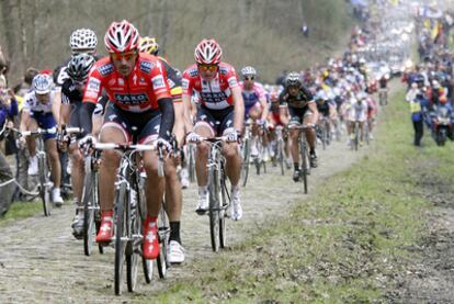 Cancellara guía el pelotón por delante de Boonen y Flecha, ayer, en el bosque de Arenberg.