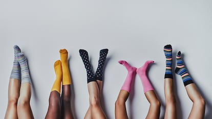 Piernas contra una pared enseñando diferentes tipos de calcetines