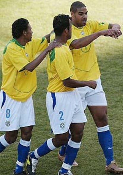 Adriano celebra su primer gol con Mancini y Kleberson.