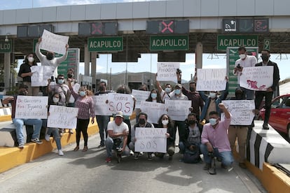 Un grupo de periodistas protesta en Chilpancingo, este lunes 