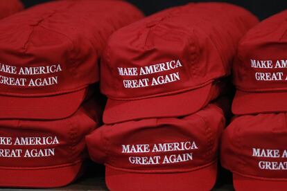 Varias gorras con el lema "Que América vuelva a ser grande" se exponen en Ohio, en un acto de campaña de Trump.