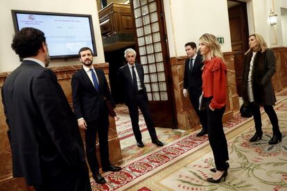  El líder del PP, Pablo Casado (segundo por la izquierda), junto con otros miembros del partido popular en los pasillos del Congreso, tras el pleno.