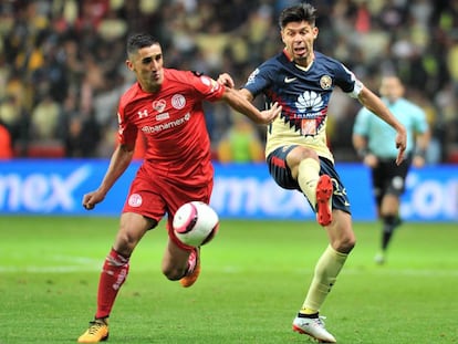 Peralta (d) busca el balón frente a González.