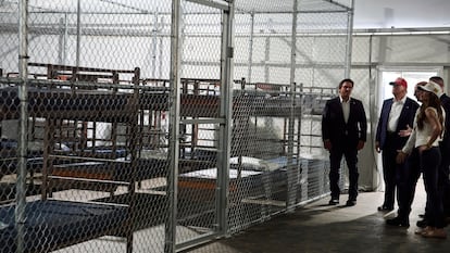 Interior de Alligator Alcatraz.